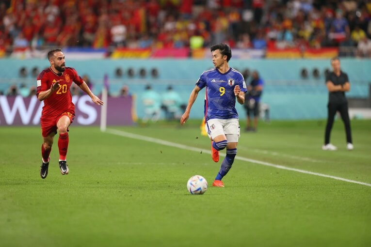 ダニ・カルバハルを置き去りにした三笘薫のドリブル　©Kaoru Watanabe/JMPA