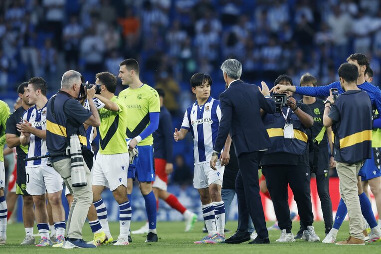 ホーム最終試合のピッチ上で、イマノル監督と挨拶を交わす久保　©Daisuke Nakashima