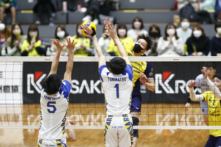 昨シーズンも実現したマッチアップ（後方・1番が富松）　©︎BLAZERS SPORTS CLUB