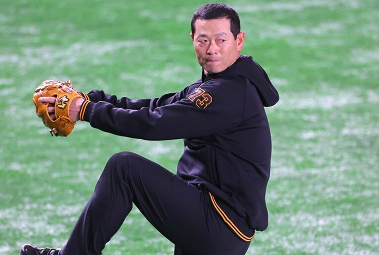 現役時代を彷彿させるピッチングフォームを見せた桑田投手チーフコーチ補佐　(C)SankeiShinbun