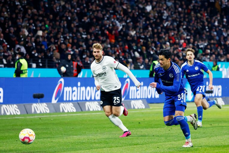 「1年前はJ2→ドイツ5部」上月壮一郎22歳の堂々1部デビュー…長谷部誠と握手、鎌田大地vs吉田麻也のW杯組対決も〈現地撮影〉(38)