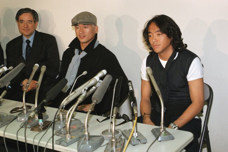 フランスW杯メンバーから外れ、帰国会見に臨むカズと北沢　©JIJI PRESS