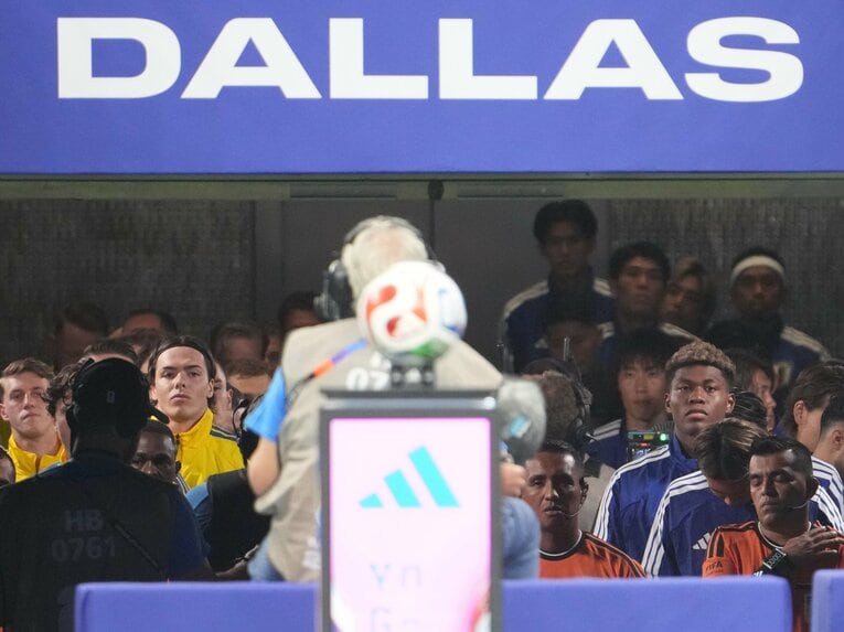 試合開始直前の両チームの選手たち　©Masashi Hara