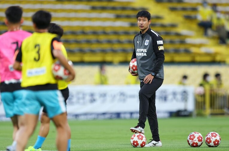 筑波大大学院に通いながら、母校の蹴球部でヘッドコーチを務める平山相太（37歳／写真は昨年の天皇杯2回戦） ／ photograph by Naoki Morita/AFLO SPORT