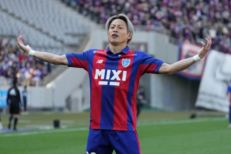 ゴールを決めた仲川輝人のレインメーカー・ポーズ