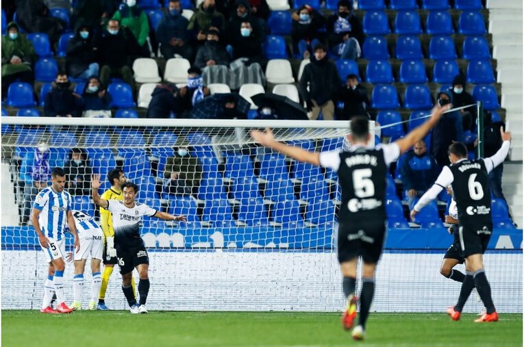 柴崎岳vs岡崎慎司が《ユニフォームを引っ張ってバチバチ》 撮影カメラマンが凍えそうな雨中で捉えた“熱いバトル”の瞬間(28)