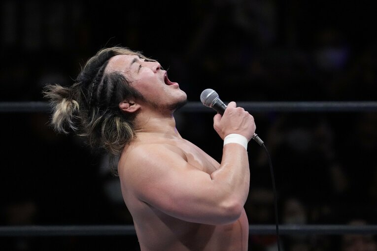 マイクで選手たちに呼びかける棚橋弘至　©Essei Hara