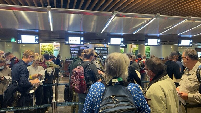 入国審査には多くの人が　©Atsushi Iio