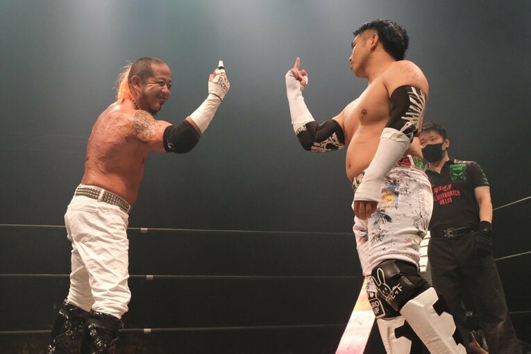 リングで対峙すると、互いに中指を立ててニヤリと笑った2人（クリックすると「この記事の写真」にとびます。流血等の過激な写真を含みますのでご注意ください）　©Norihiro Hashimoto