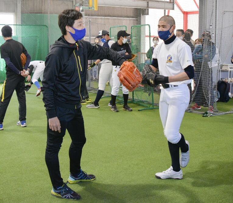 知的障碍者に向けての野球普及活動を行っている荻野　©Kyodo News