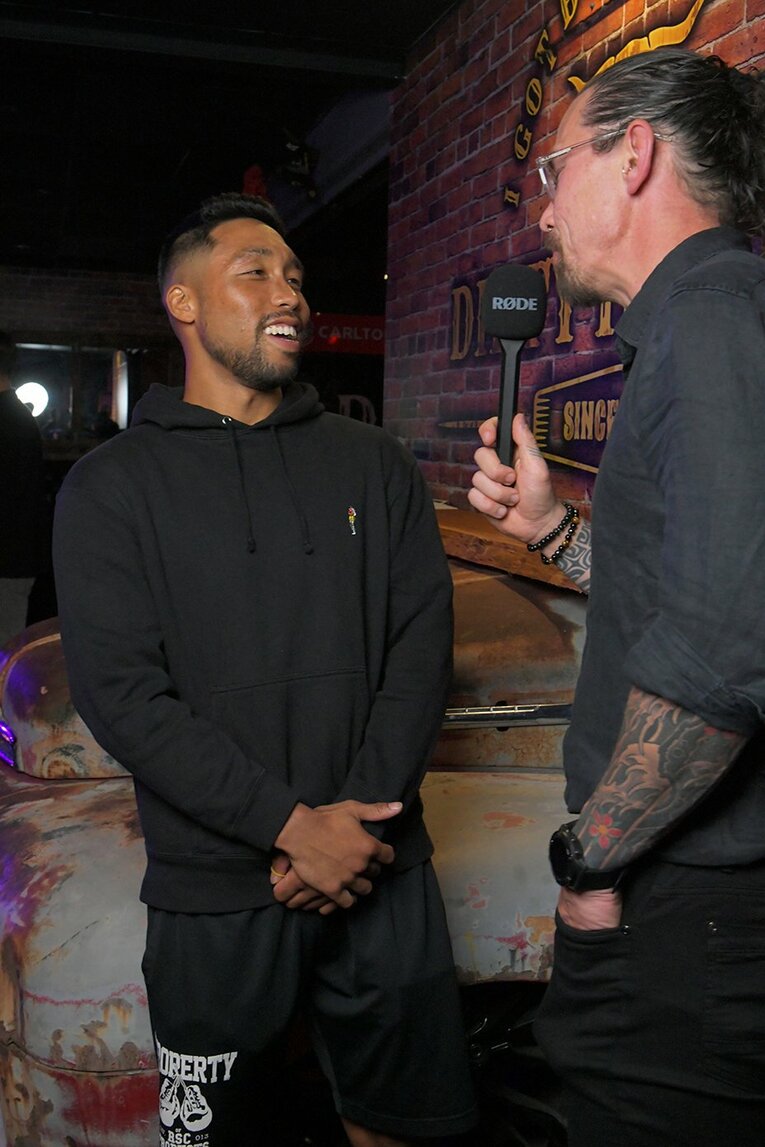 公開計量後にインタビューを受ける内藤律樹。英語も上達した　©Kokou Sekine