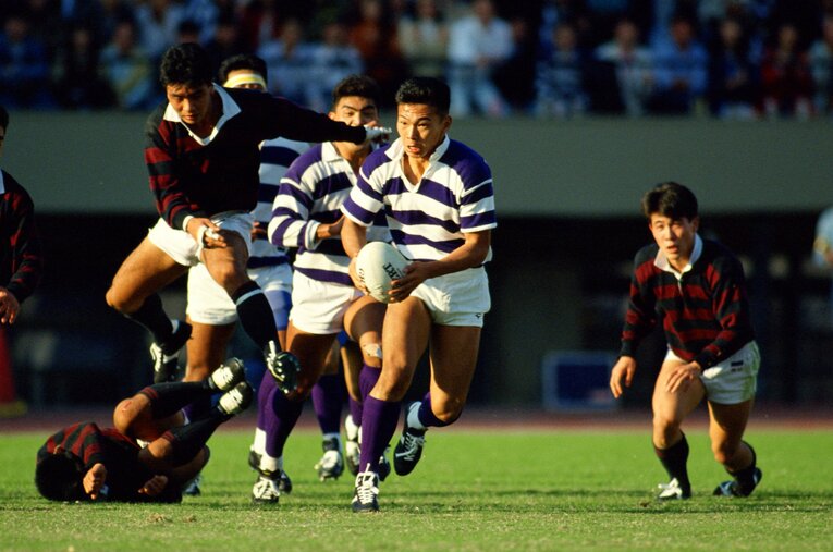 1990年、1年生で早明戦に出場した元木。この年こそ引き分けたが、在学中の4年間は早稲田に対して無敗だった ／ photograph by AFLO