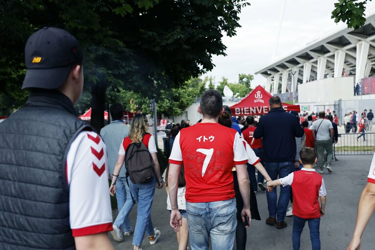 「地獄です」伊東純也も中村敬斗もボウ然の降格…激怒サポがシート投げ込み「中村には引き抜き報道」日本代表戦前に残酷なリアル(4)