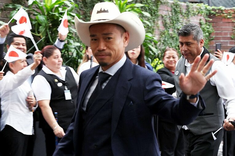 ソンブレロをかぶって事前合宿地のモンテレイ入りした長友佑都。メキシコメディアの直撃取材を受けた ／ photograph by AFP/JIJI PRESS