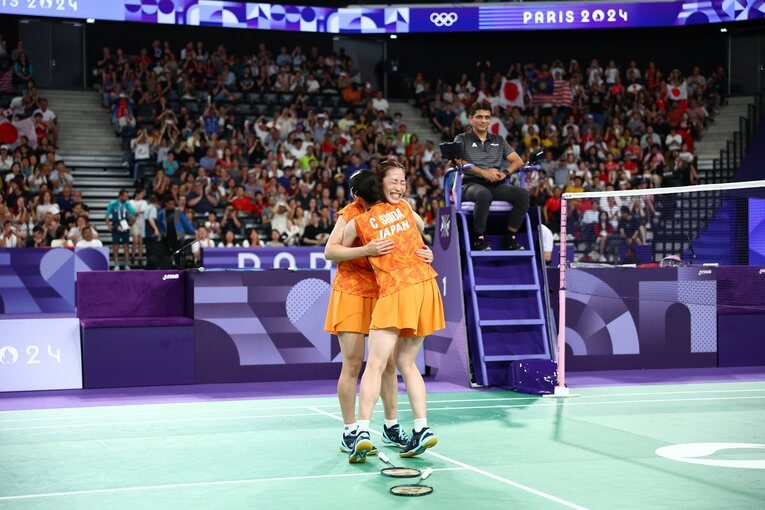 銅メダルを決め、歓喜の抱擁を交わす志田千陽と松山奈未　©Ryosuke Menju/JMPA
