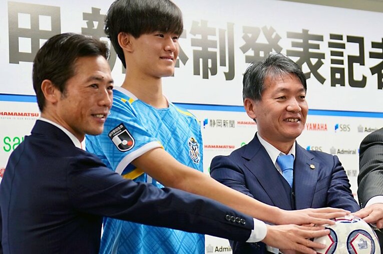 新高3ながらトップ昇格の後藤啓介と写真に収まる横内昭展新監督、藤田俊哉SD。磐田再建へのスタートを切る ／ photograph by Atsushi Iio