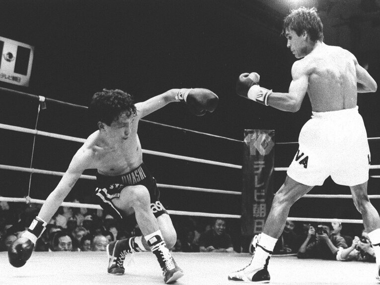 リカルド・ロペスにダウンを奪われる大橋秀行。1995年10月25日、後楽園ホール　©KYODO