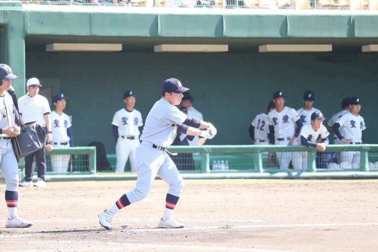 試合前のノックを行う須江航監督　©Genki Takguchi