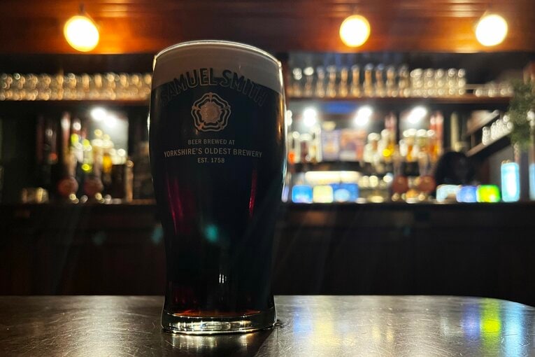 パブ「Ye Olde Cheshire Cheese」のリアルエール　©Masashi Hara