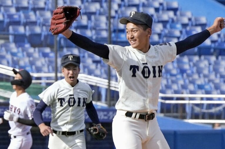 “涙の下関国際戦”から3カ月、明治神宮大会で「史上初の連覇」を成し遂げた大阪桐蔭。エース前田擁する今年チームは何が違う？ ／ photograph by KYODO