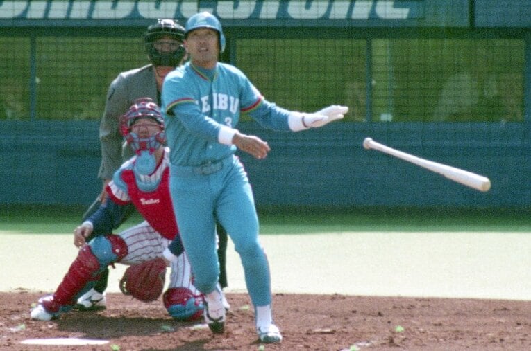 ヤクルトが王手をかけて迎えた1993年の日本シリーズ第5戦。2回表、西武の清原和博は先制ホームランをバックスクリーン左に叩き込んだ ／ photograph by Sankei Shimbun