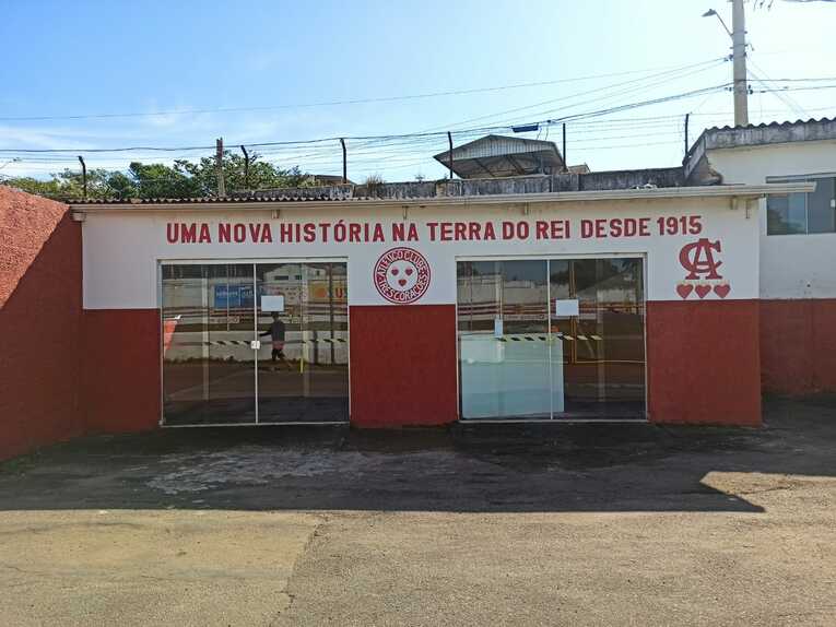 スタジアム内にあるアトレチコ・トレス・コラソンエスの事務所。「1915年創立。キング生誕の地で新たな歴史を作る」　©Hiroaki Sawada