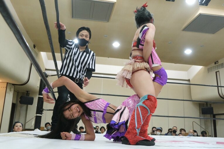 “中学生レスラー”の華麗な飛び技…「一番緊張した」チャンピオンとの一騎打ちで美蘭が見せた“成長の証”　受験勉強との両立が今後の悩み？(55)