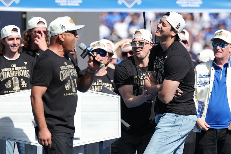 話題になった大谷翔平（30歳）の英語スピーチ。会場を沸かせ、大谷にマイクを手渡したのはロバーツ監督だった　©AFLO