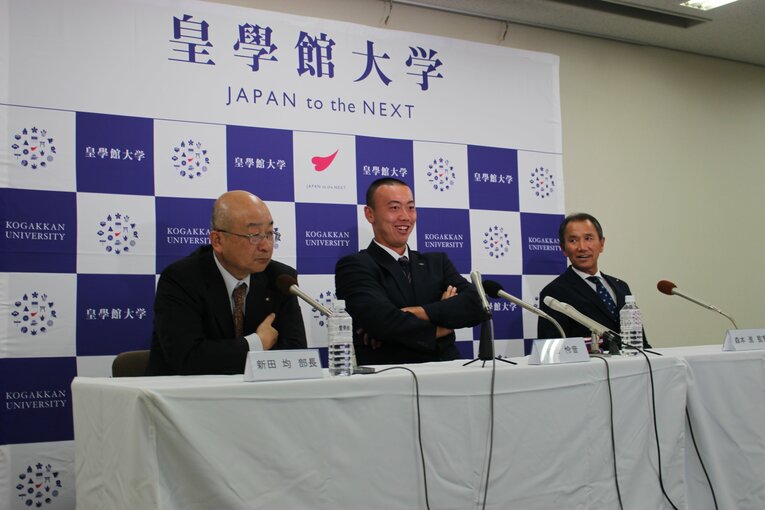 ドラフト抽選を楽しむ3人　