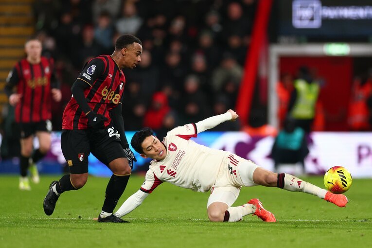 ボーンマス戦での遠藤　©Getty Images