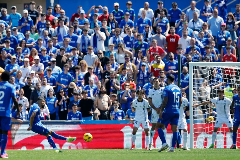 オスカルのフリーキックはライン上でクリアされた　©Daisuke Nakashima