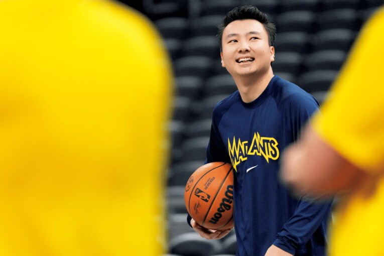 富永啓生（とみなが・けいせい）／2001年2月1日生、愛知県出身。日本代表でも活躍した父・啓之の影響でバスケを始め、桜丘高時代に全国3位。高校卒業と同時に渡米し、レンジャーカレッジを経てNCAA1部ネブラスカ大へ編入。'24年10月、ペイサーズ傘下のマッドアンツに加入した。188cm、80kg　©AFLO