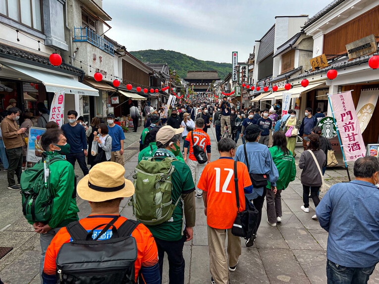 「御開帳」が行われている善光寺の仲見世通り