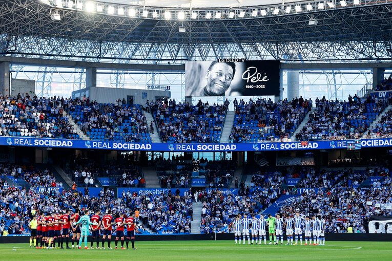 「TAKE 14」ユニ少年の期待に応えて…前髪イメチェン久保建英のW杯後ソシエダ初戦「ゴールへの気迫＋守備」を撮った〈写真多数〉(14)