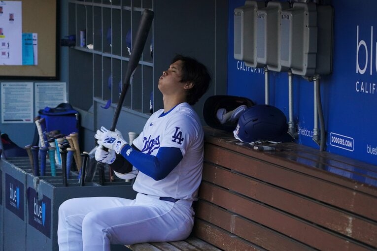 第1打席の前にベンチで集中する大谷　©︎Shizuka Minami