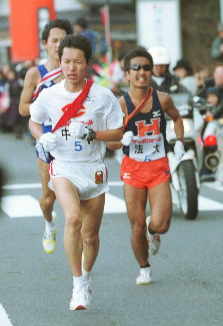 5区の山上りを終え、最後の平地で順大・奥田と法大・大村を捉えた中大の藤原。2人を抜き去るのは一瞬だった　©JIJI PRESS