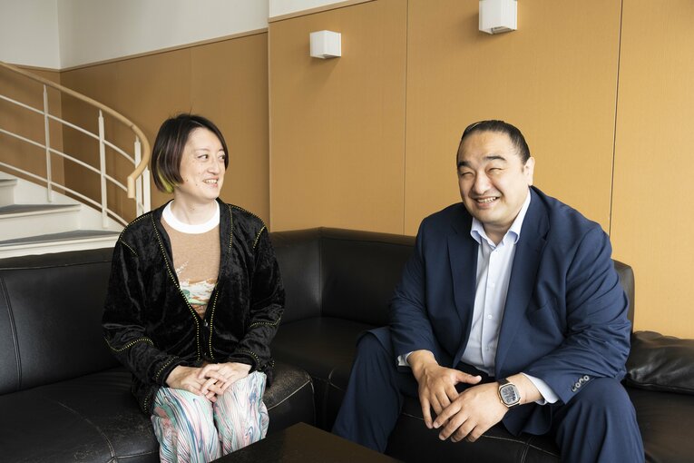 好角家のコラムニスト・能町みね子さんと元安美錦・安治川親方。ともに昭和53年度生まれの“同級生”　©Tomosuke Imai