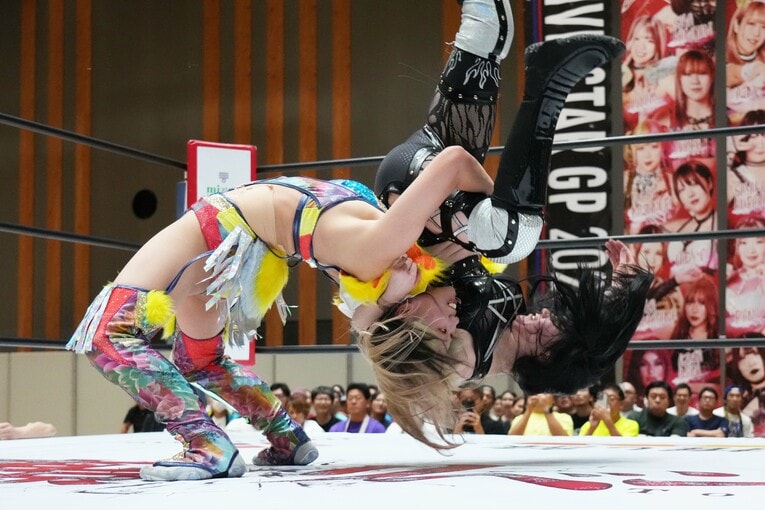 ビー・プレストリーにバックドロップホールドを決める羽南　©Essei Hara