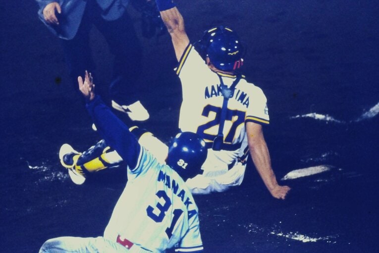1995年、オリックスとの日本シリーズで本塁突入する真中。捕手は中嶋聡　©Takahiro Kohara
