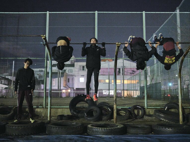 走り込み後は鉄棒を使った補強も行う　©Yuki Suenaga 