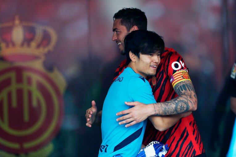 「クボは好きだよ。いつか…」古巣少年ファンが愛する久保建英21歳「マジョルカ帰還で大拍手→元戦友とハグ」を撮って感じたこと(6)