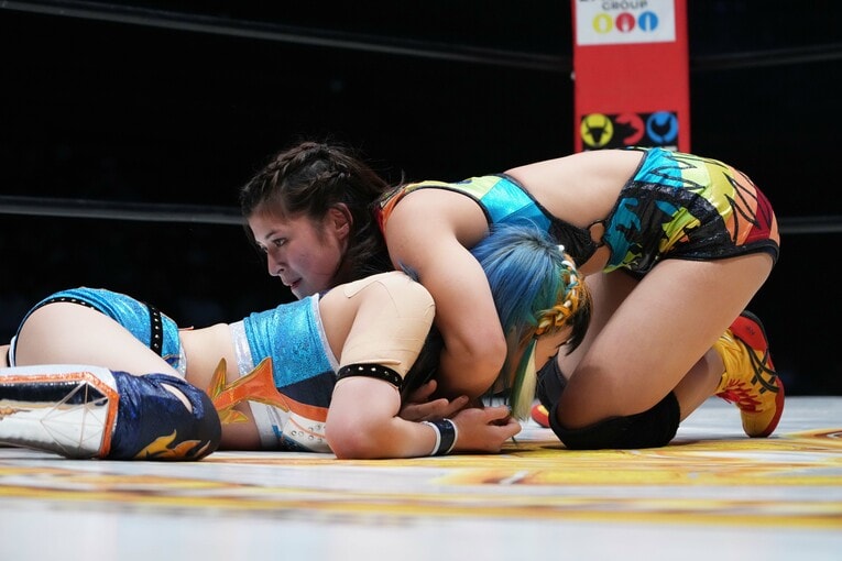 グラウンドでがぶる山岡聖怜　©Essei Hara