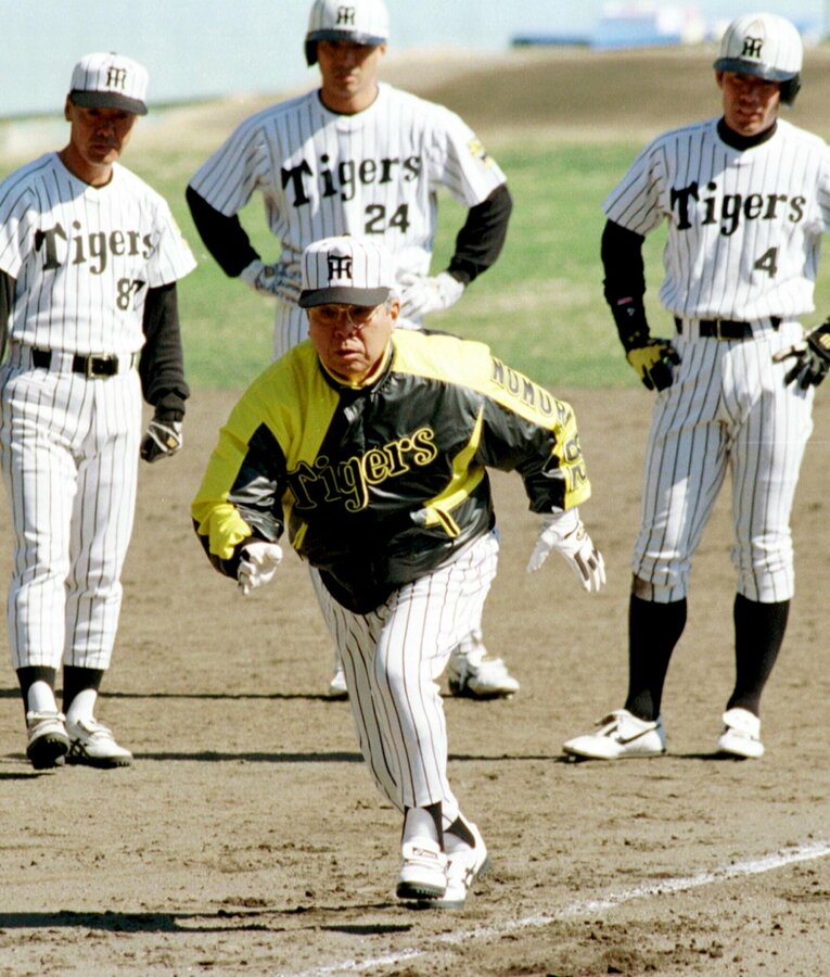 キャンプで走塁術を高波（一番右）に叩き込む野村克也　©Sankei Shimbun