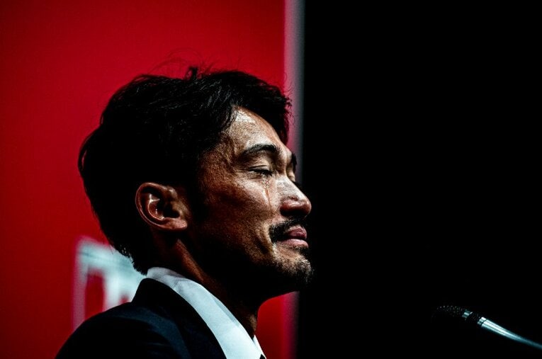 記者会見で「絶対に泣かない」と宣言していた阿部勇樹。お世話になった人々への思いを問われると、溢れるものをこらえきれなかった ／ photograph by Atsushi Kondo/URAWA REDS