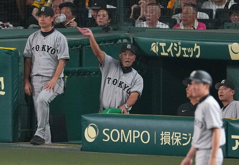 キャベッジの怠慢走塁に…声をあげる阿部監督　©Sankei Shimbun