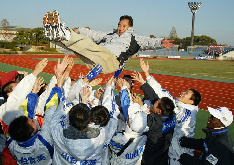 3連覇を達成して当時の渡辺高夫監督を胴上げする仙台育英メンバーたち　©︎JIJI PRESS