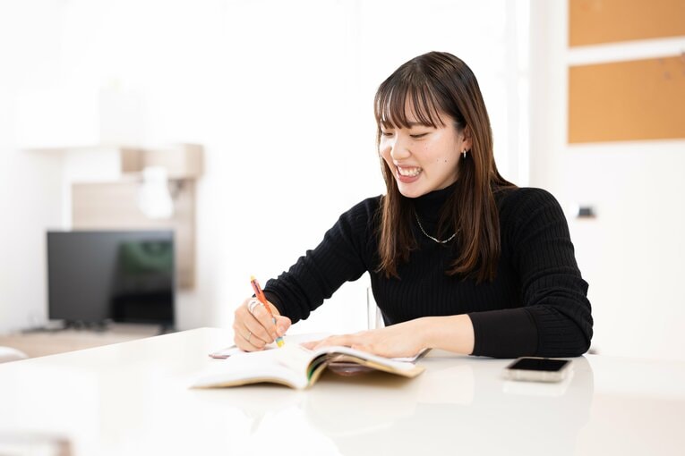 イタリアに渡ってからも自宅で語学の勉強を欠かすことはない「毎日コツコツ英語の勉強してます」©︎Takahisa Hirano