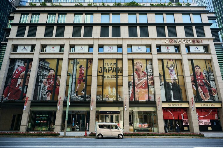 コレド室町1を彩るバスケットボール男女日本代表　©日本橋シティドレッシング 2024
