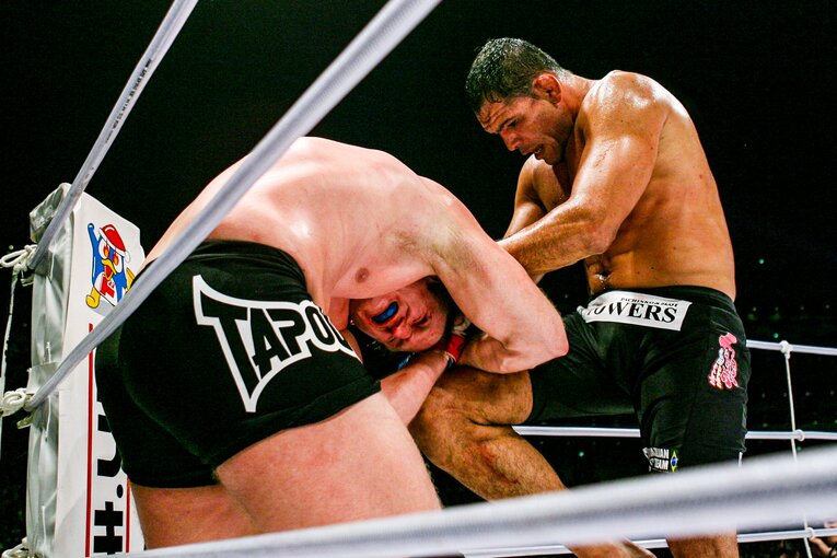 ジョシュに膝蹴りを入れるノゲイラ