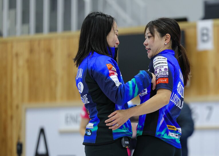 【カーリング女子レア写真】2025年日本代表決定戦での藤沢五月と吉田知那美…写真は右に続きます　©JIJI PRESS